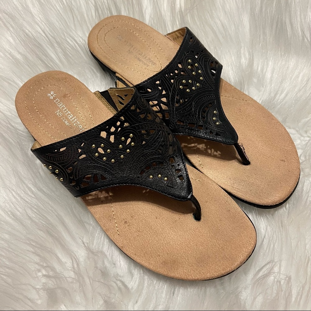 Naturalizer No5 Comfort Black leather sandals Size 8.5N Lazer Cut Gold Studs